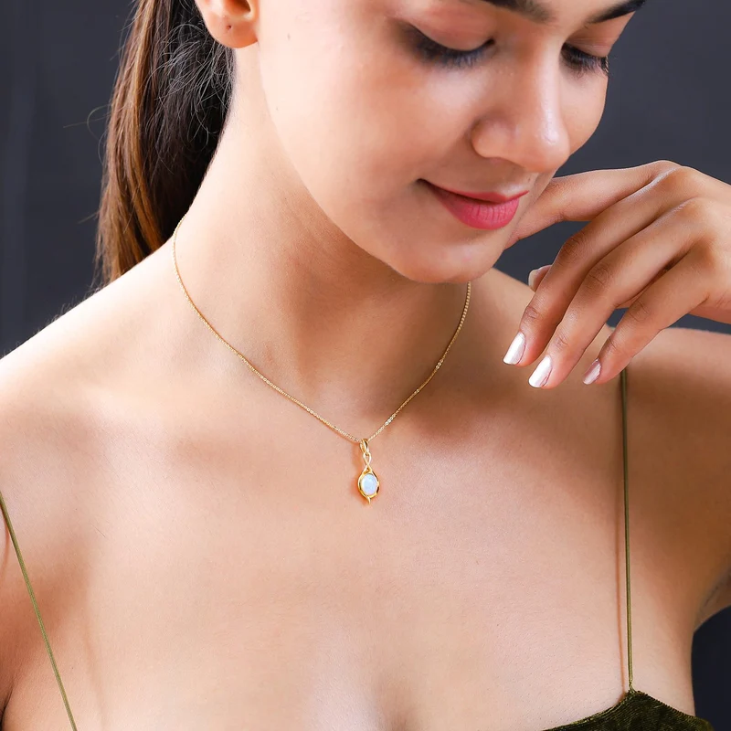 Natürlicher, äthiopischer Welo Opal Anhänger mit Kette, 925 Silber vergoldet ca. 0.85 ct