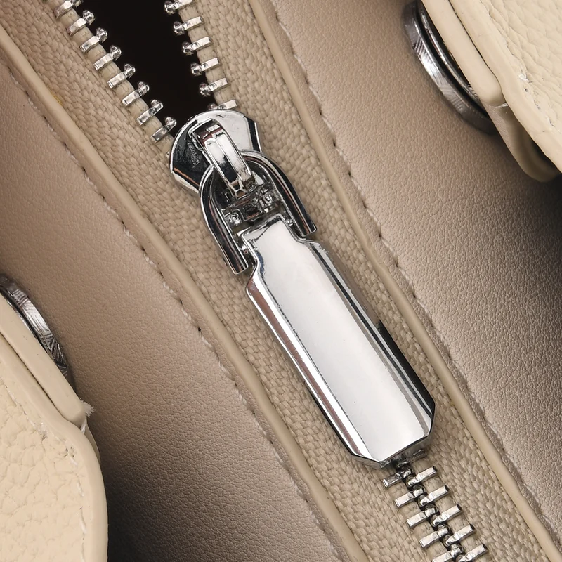 Echtleder-Crossbody-Tasche mit verstellbarem Schulterriemen und Reißverschlussfächern, 24x12x20cm, Beige