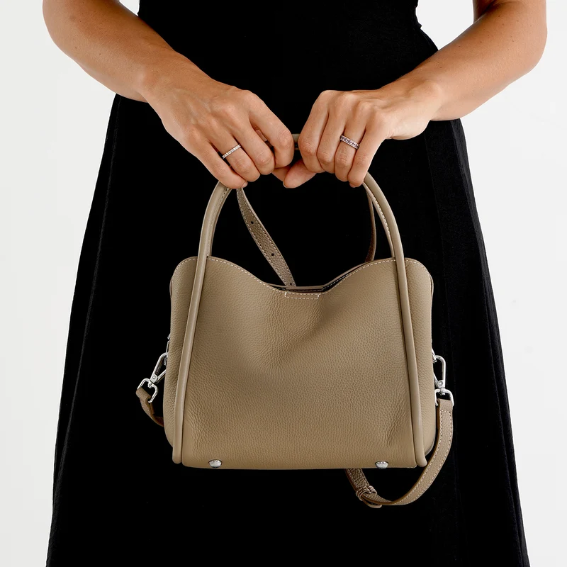 Echtleder-Crossbody-Tasche mit verstellbarem Schulterriemen und Reißverschlussfächern, 24x12x20cm, Beige