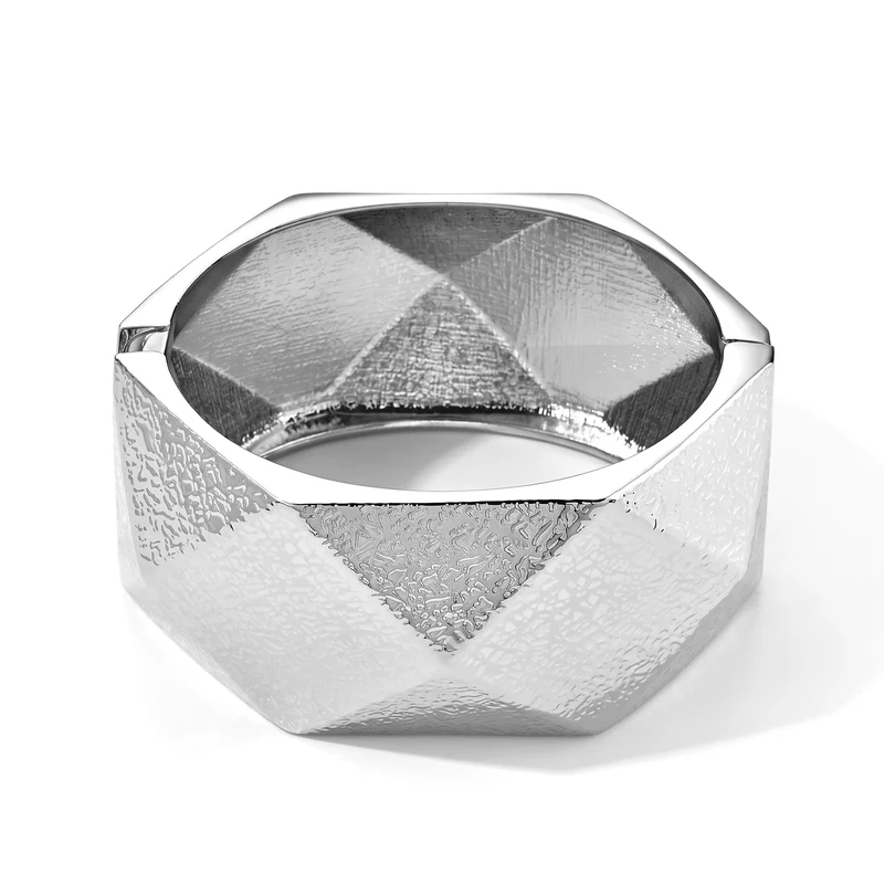 Breiter Armreif mit polygonalem Facettenrelief, 18cm, Legierung in Silberton