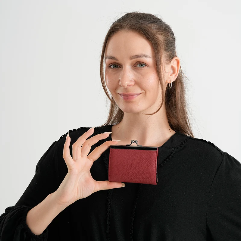 Echtleder-Kartenetui mit RFID-Schutz, 12 Kartenfächern und Bügelverschluss, 10x3x8cm, Hellgrün