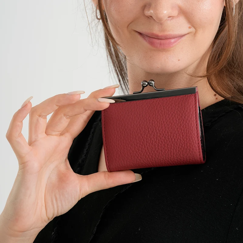Echtleder-Kartenetui mit RFID-Schutz, 12 Kartenfächern und Bügelverschluss, 10x3x8cm, Hellgrün