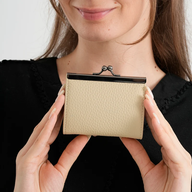 Echtleder-Kartenetui mit RFID-Schutz, 12 Kartenfächern und Bügelverschluss, 10x3x8cm, Hellgrün