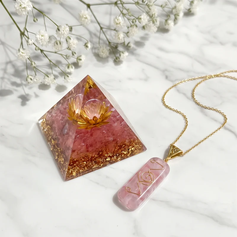 2-teiliges Edelstein-Set mit Rosenquarz-Anhänger und Kette, Deko-Pyramide, 316L Edelstahl, goldfarben, ca. 20.00 ct