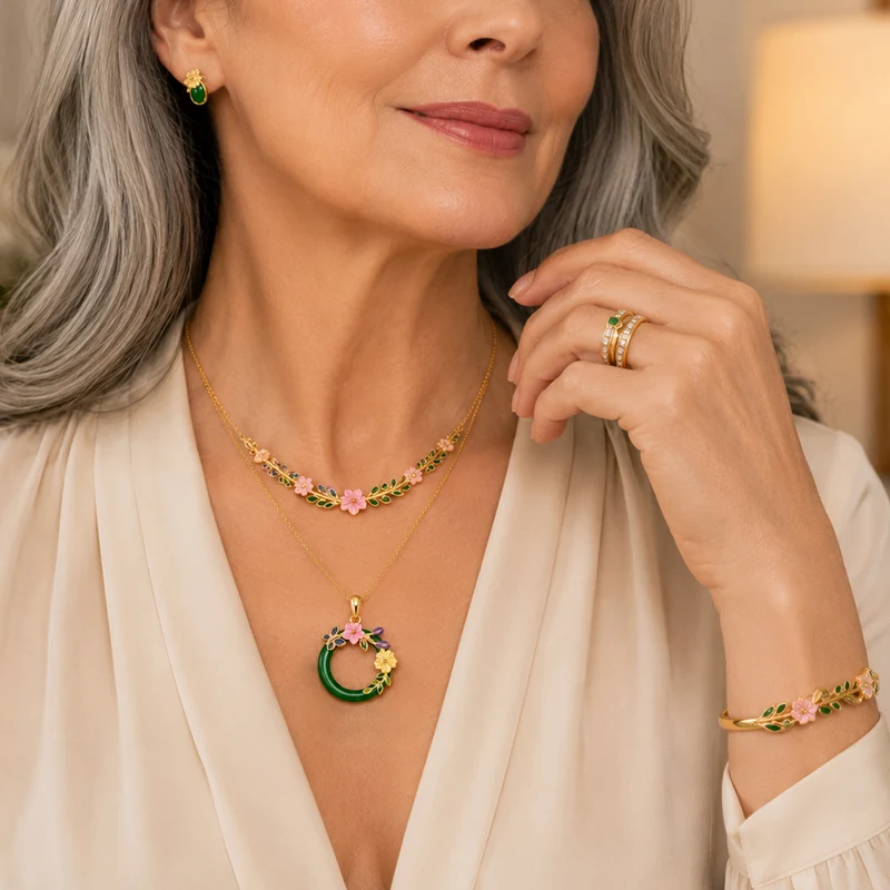 JARDIN KOLLEKTION D'Joy gefärbte grüne Jade, rosa und gelbe Perlmutt Anhänger mit 45cm Kette, 925 Silber vergoldet - 6,35 ct.