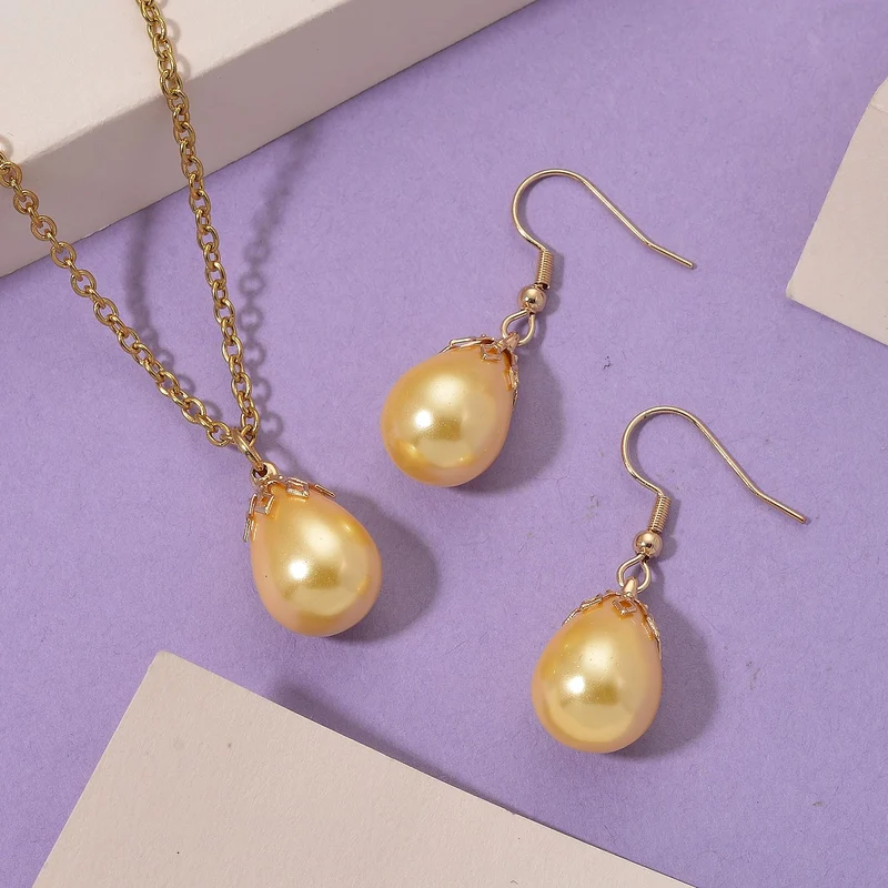 3er Set - Goldene Muschelkernperle Anhänger mit Kette und Ohrringe, Messing und Edelstahl