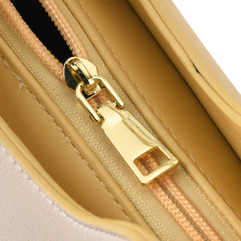 Kunstleder-Handtasche mit Tragegriffen und Umhängeriemen, florales Detail, Reißverschlussfächer, 30x22x11 cm, Gelb/Creme