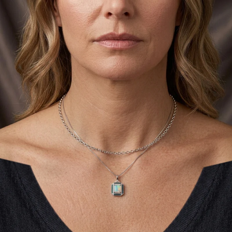 D'Joy AA natürlicher, äthiopischer Welo Opal, Moissanit und Smaragd Halo Anhänger mit 45cm Kette, 925 Silber rhodiniert - 3,29 ct.
