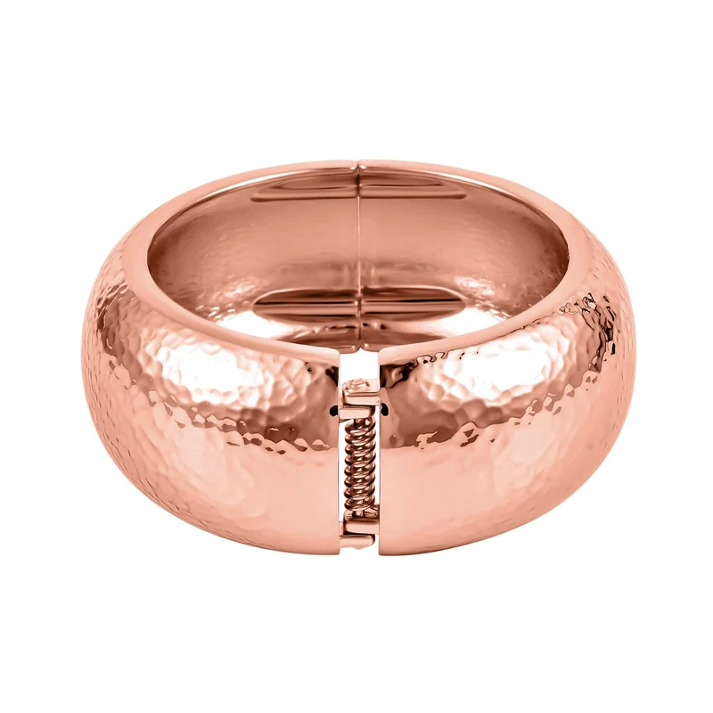 Breiter Armreif mit gehämmerter Textur, Messing, ca. 18 cm, roséfarben