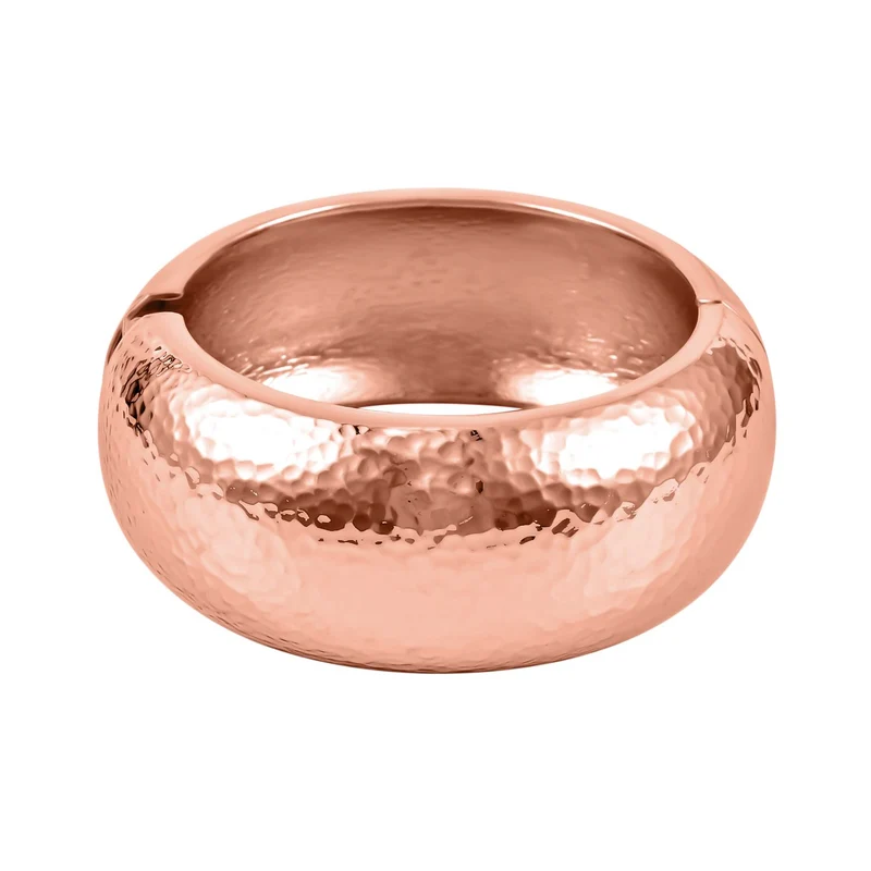 Breiter Armreif mit gehämmerter Textur, Messing, ca. 18 cm, roséfarben