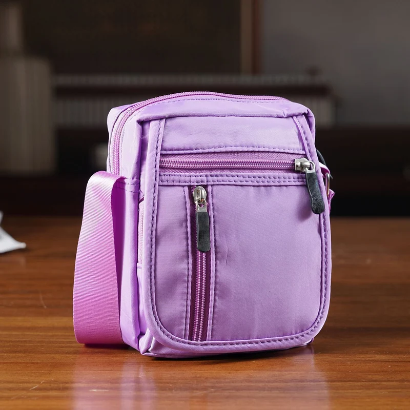 Umhängetasche mit mehreren Reißverschlussfächern und RFID-Schutz, Größe 12,5x6x16 cm, Rosenrot