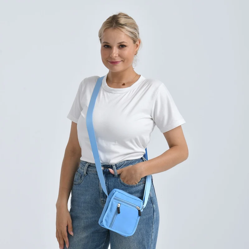 Umhängetasche mit mehreren Reißverschlussfächern und RFID-Schutz, Größe 12,5x6x16 cm, Rosenrot