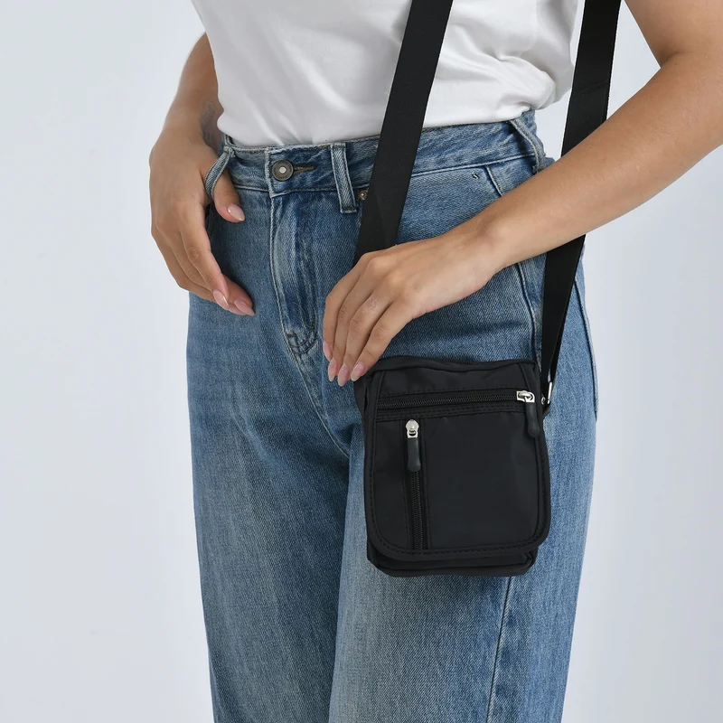 Umhängetasche mit mehreren Reißverschlussfächern und RFID-Schutz, Größe 12,5x6x16 cm, Rosenrot