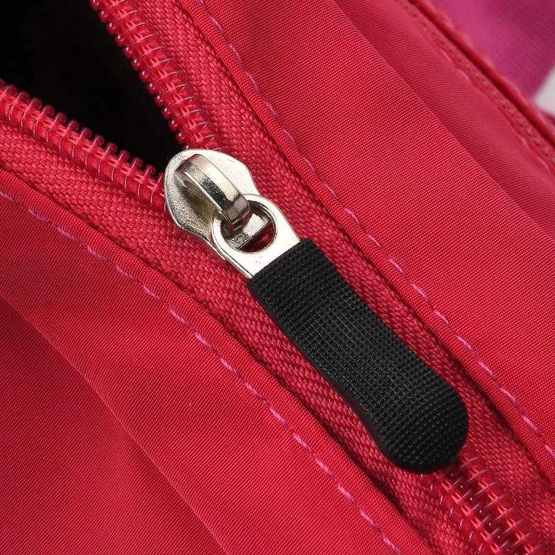 Umhängetasche mit mehreren Reißverschlussfächern und RFID-Schutz, Größe 12,5x6x16 cm, Rosenrot