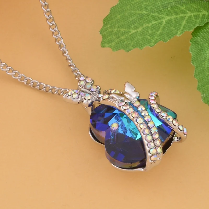Herzdesign mit Schmetterling, Anhänger mit Kette, AB-Kristallen und Glasherz (20 mm), ca. 50 cm, silberfarben