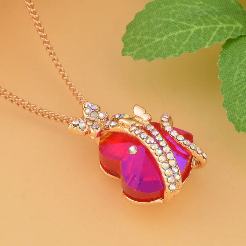 Herzdesign mit Schmetterling, Anhänger mit Kette, AB-Kristallen und Glasherz (20 mm), ca. 50 cm, silberfarben