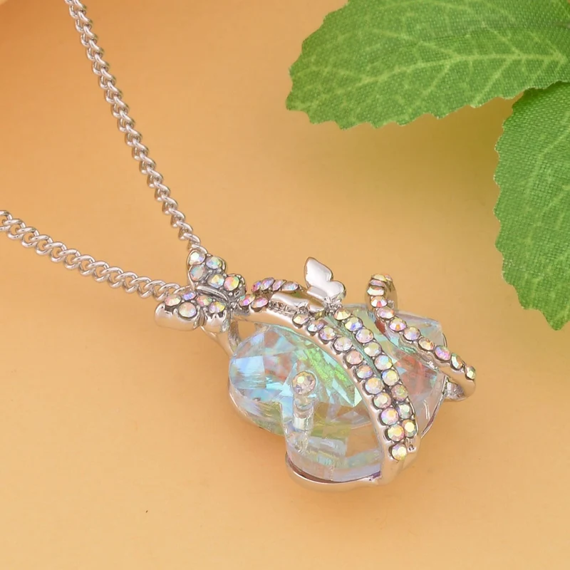 Herzdesign mit Schmetterling, Anhänger mit Kette, AB-Kristallen und Glasherz (20 mm), ca. 50 cm, silberfarben