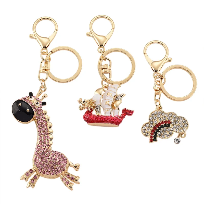 3er-Set emaillierte weiße, rosa und mehrfarbige Kristall-Schlüsselanhänger, Giraffe, Segelschiff und Regenbogen-Wolke, Legierung in Gelbgold