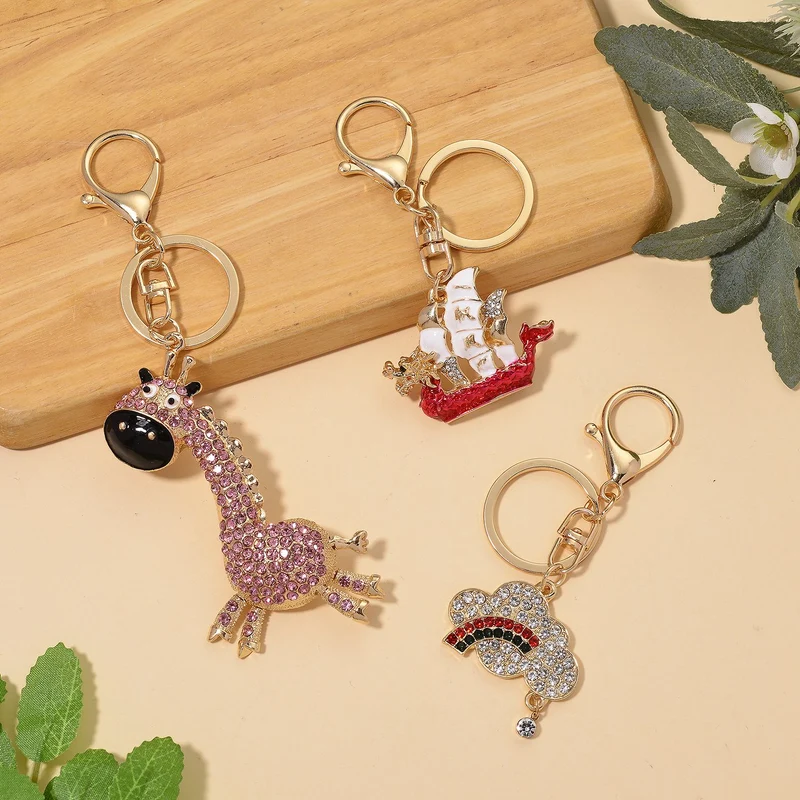 3er-Set emaillierte weiße, rosa und mehrfarbige Kristall-Schlüsselanhänger, Giraffe, Segelschiff und Regenbogen-Wolke, Legierung in Gelbgold