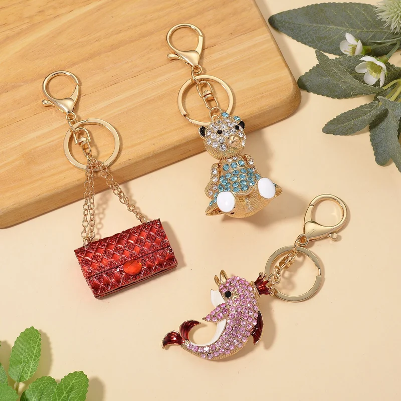 3er-Set emaillierte weiße, schwarze, rote und mehrfarbige Kristall-Schlüsselanhänger, Handtasche, Teddybär und Delfin, Legierung in Gelbgold