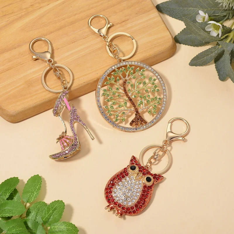 3er-Set emaillierte rosa, mystische weiße und mehrfarbige Kristall-Schlüsselanhänger, Lebensbaum, Pumps und Eule, Legierung in Gelbgold