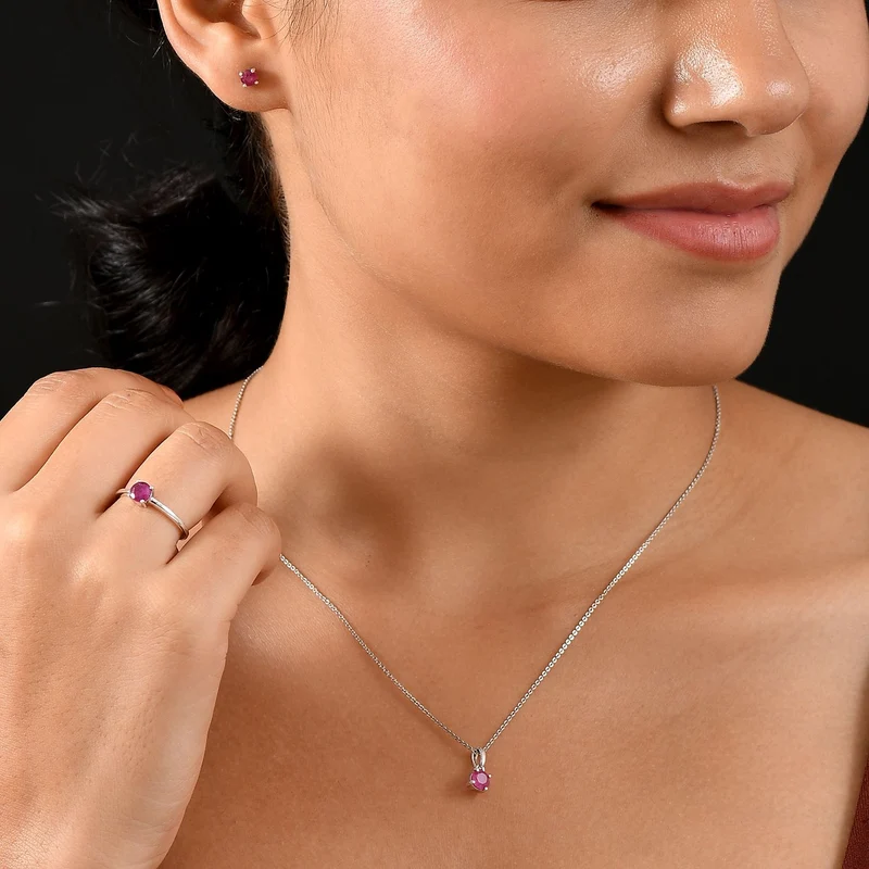 3er Set - D'Joy Afrikanischer Rubin (Fissure gefüllt) Ohrringe, Ring und Anhänger, 925 Silber rhodiniert (Größe 21) ca. 1.84 ct