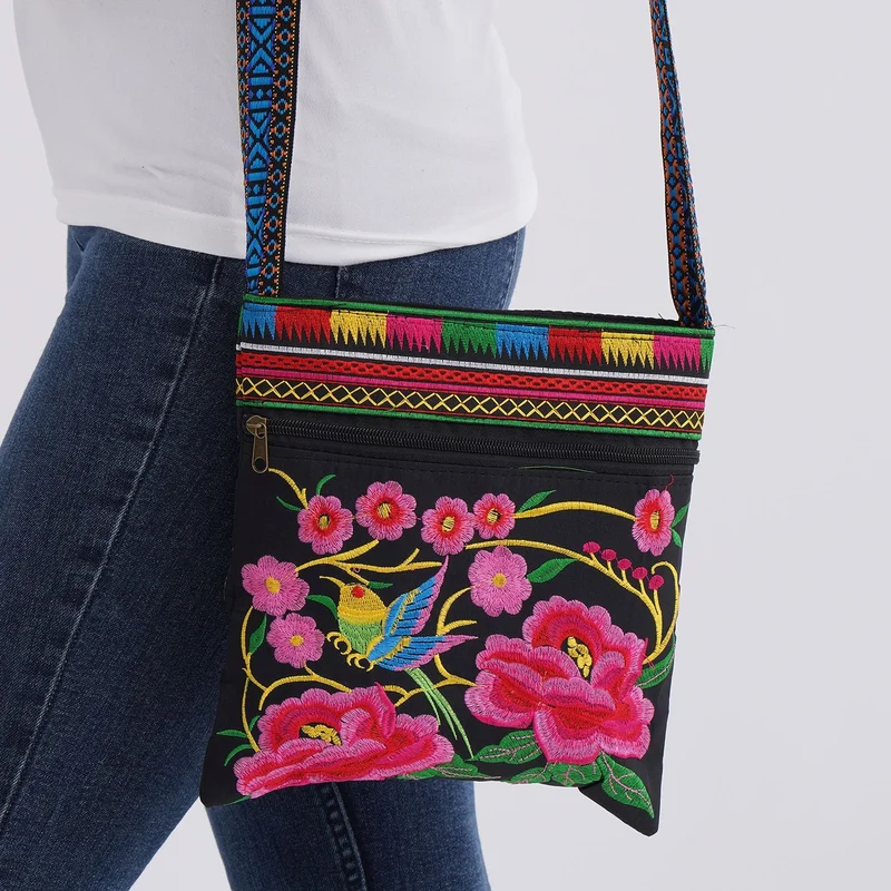Bestickte Umhängetasche mit floralen Mustern, Boho-Stil, verstellbarer Trageriemen, 23x24cm, Lila Blüten