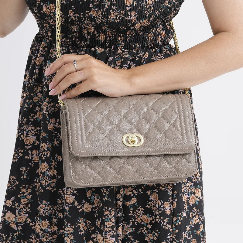 Crossbody-Tasche aus Echtleder mit Kettenriemen, 23,5x14x8 cm, Hellgrau