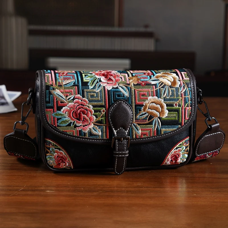 Bestickte Kunstleder Crossbody Tasche, Blumen Design, 22 x 8 x 16 cm, Schwarz