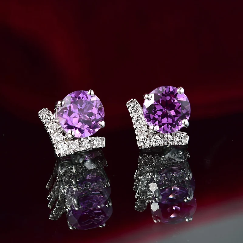 LUXURIANT(10-15 Werktage Lieferzeit) 4,20 ct. AGI zertifizierte und geprüfte AAA Labor Farbwechsel-Saphir und Labor Diamant Ohrringe in 417 Weißgold