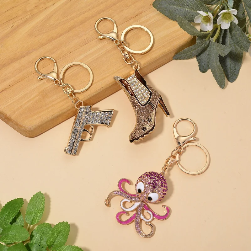 3er-Set emaillierte weiße und mehrfarbige Kristall-Schlüsselanhänger, Pistole, Stiefelette und Oktopus, Legierung in Gelbgold