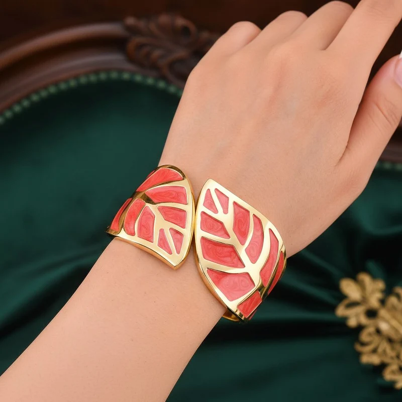 Emaille-Armband in Hellbraun mit goldfarbenem Blattmuster, ca. 17 cm