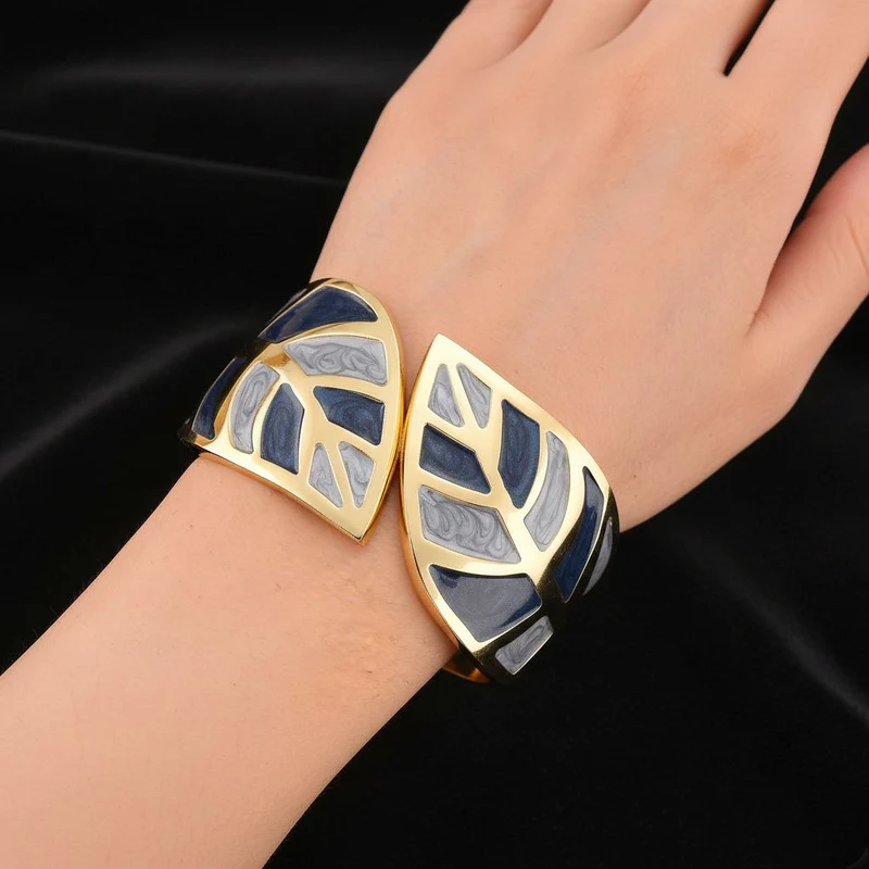 Emaille-Armband in Hellbraun mit goldfarbenem Blattmuster, ca. 17 cm