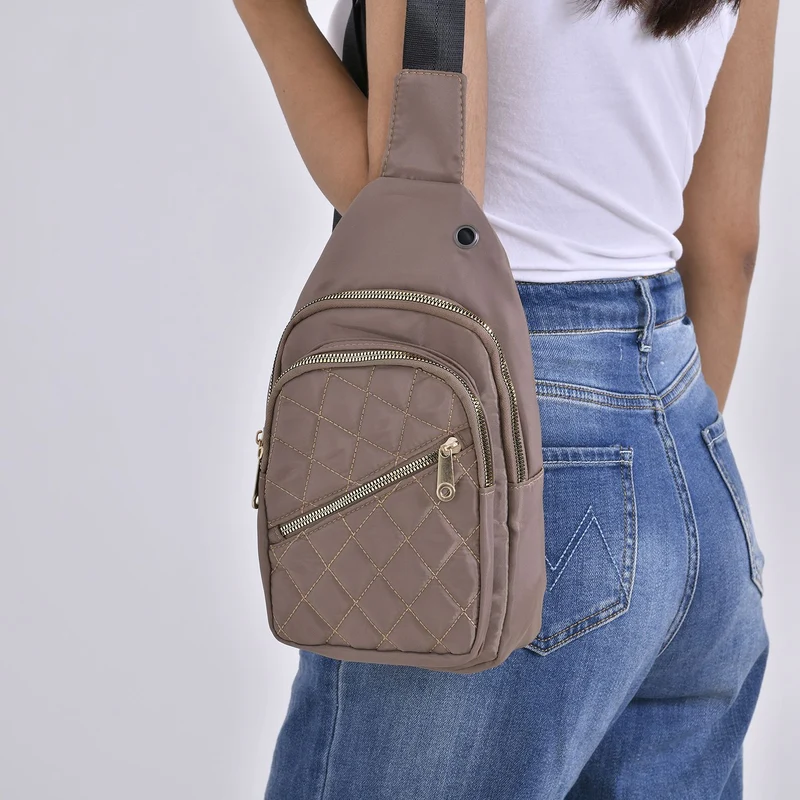 Stepp-Slingtasche mit RFID-Schutz und Kopfhöreröffnung, Größe: 17x7,5x30cm, Schwarz