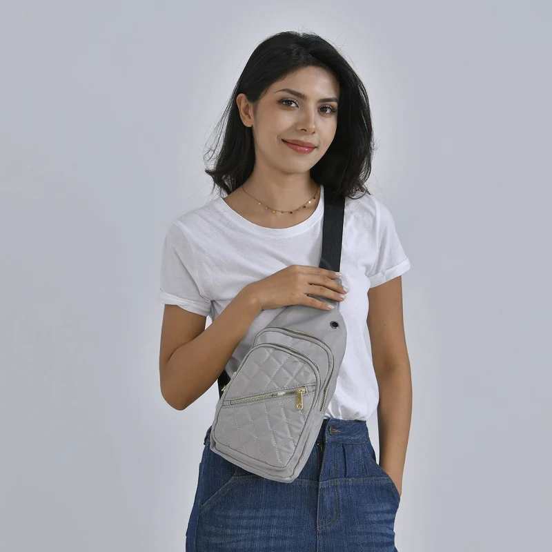 Stepp-Slingtasche mit RFID-Schutz und Kopfhöreröffnung, Größe: 17x7,5x30cm, Schwarz