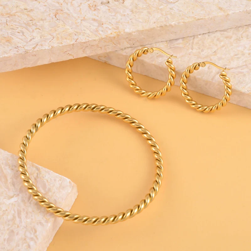 2er Set - Gedrehte Armreif und Ohrringe, Edelstahl, goldfarben