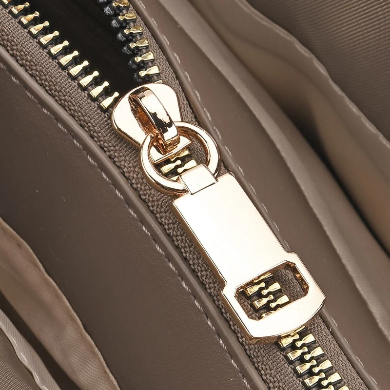 Urban Nylon Crossbody Tasche, 3 Außenfächer und 2 Innenfächer, 22 x 23 x 9 cm, Taupe