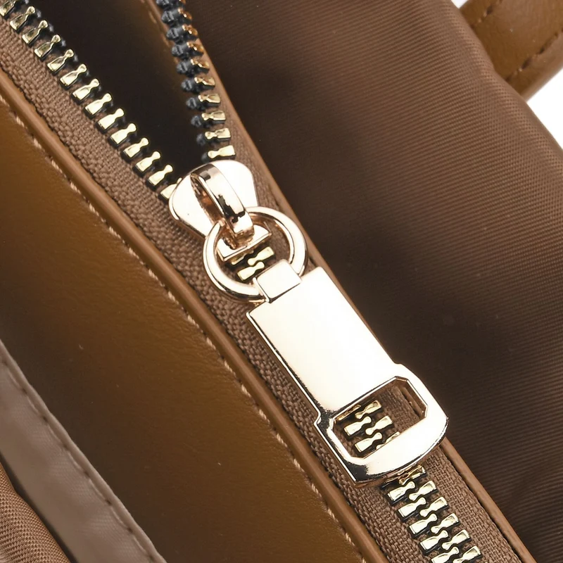 Urban Nylon Crossbody Tasche, 3 Außenfächer und 2 Innenfächer, 22 x 23 x 9 cm, Braun