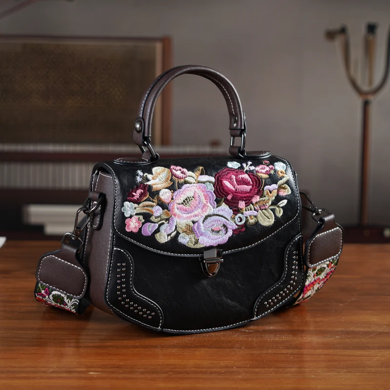 Kompakte Crossbody-Tasche mit floraler Stickerei, 23 x 9 x 17 cm, Lila