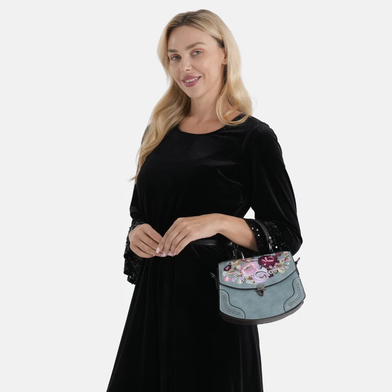 Kompakte Crossbody-Tasche mit floraler Stickerei, 23 x 9 x 17 cm, Lila
