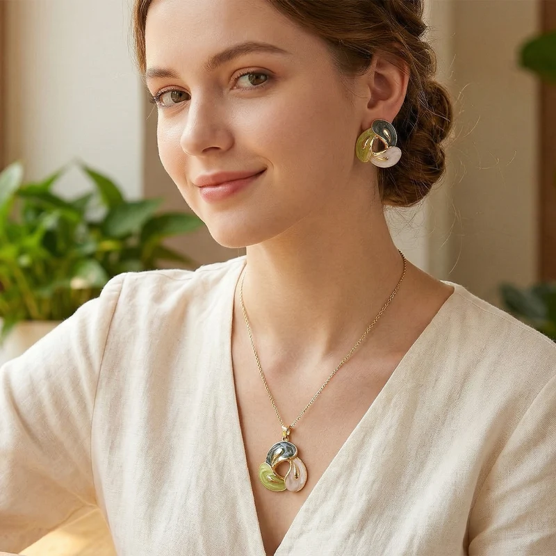 2er-Set Emaille-Anhänger mit Kette und Ohrsteckern, abstraktes Design, Grün